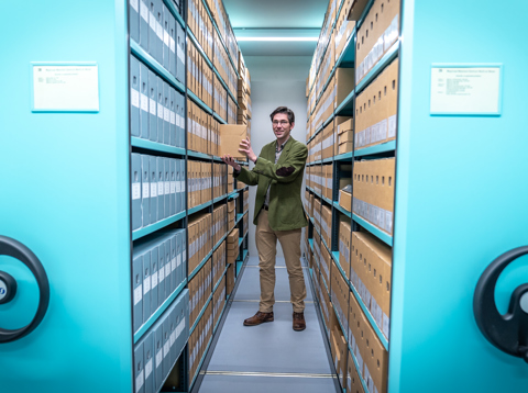 Wouter van Dijk in het depot van Regionaal Historisch Centrum Vecht en Venen