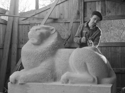 Beeldhouwer bij leeuw bestemd voor monument militaire begraafplaats Grebbeberg