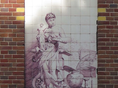 Tegelplateau in de gevel de voormalige tegelfabriek van de gebroeders Ravesteijn