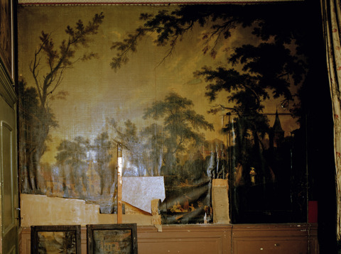 Uitgeknipt behang, in een lijstje gestopt en ergens anders opgehangen als decoratie