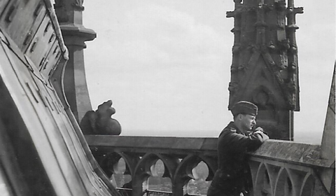 Duitse soldaat kijkt vanaf de Domtoren uit over de stad (rechts)