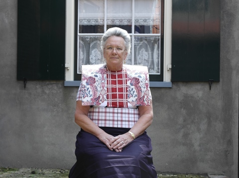 Wimpje Blokhuis met haar zondagse, antieke sitsen kraplap, uit de rouw