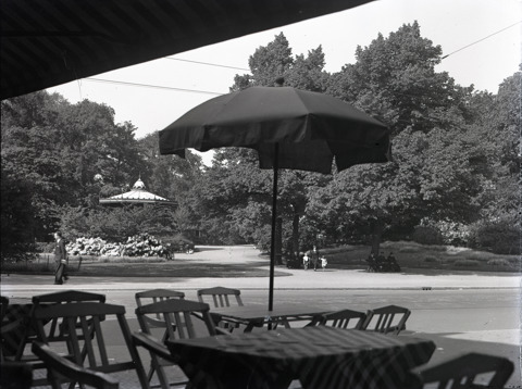 Plantsoen aan het Lucasbolwerk te Utrecht met de muziektent