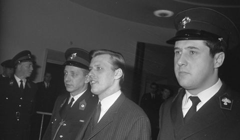 Hans van Z onder bewaking onderweg naar de rechtszaal