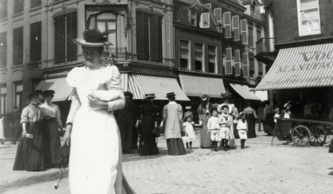 Lange Viestraat te Utrecht met een gedeelte van de voorgevels van enkele huizen