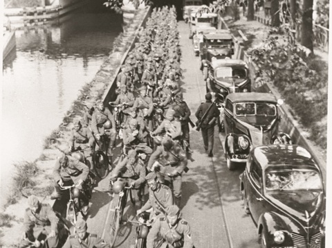Duitse militairen trekken op de fiets Utrecht binnen