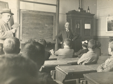 links schoolhoofd W.G. van de Hulst
