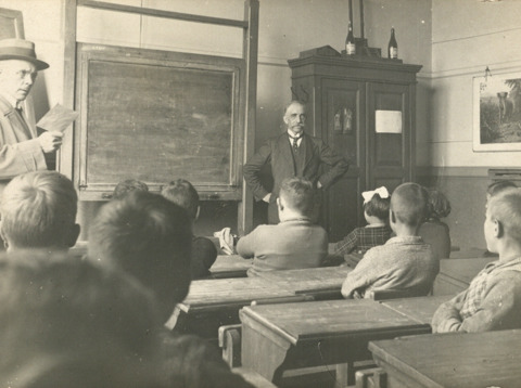 links schoolhoofd W.G. van de Hulst