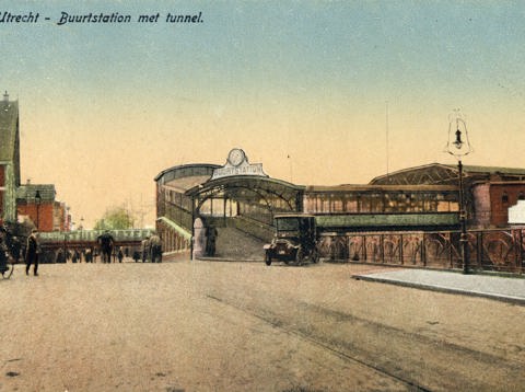 De Leidseweg in Utrecht met de opgang naar het Buurstation