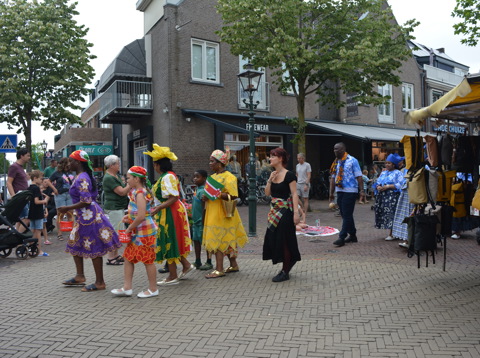 Keti Koti in Spakenburg met zanggroep Sanisa