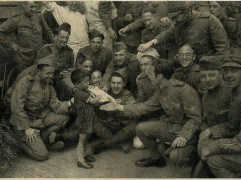 Mobilisatie Utrecht Jongetje Biedt Krant Aan