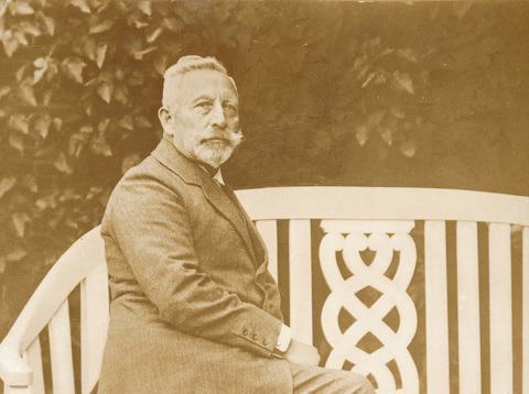 Keizer Wilhelm in de tuin van Huis Doorn