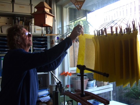 De vellen papier hangen te drogen