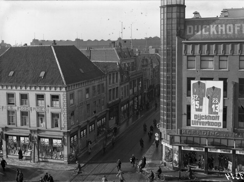 Gezicht in de Lange Viestraat te Utrecht met links het warenhuis Galeries Modernes