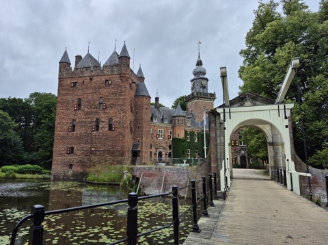 Nijenrode vooraanzicht met brug