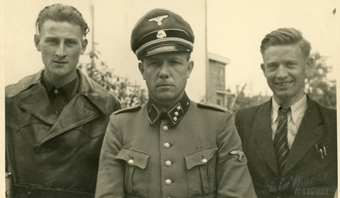 Verzetsstrijder Gerrit Kleinveld (r) en in het midden kampcommandant Karl Peter Berg