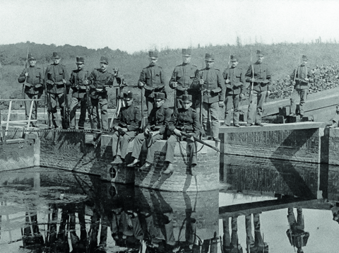 Militairen bij stuw van Werkhoven of Cothen