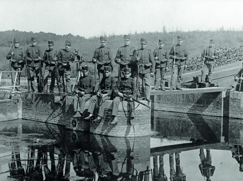 Militairen bij stuw van Werkhoven of Cothen