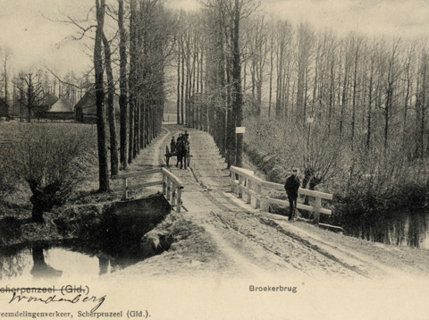 Op de voorgrond de brug over de Luntersche Beek
