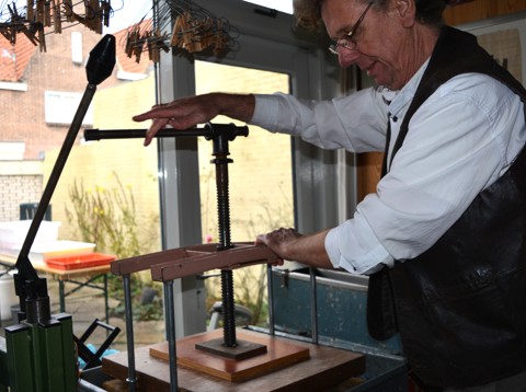 De natpers in gebruik