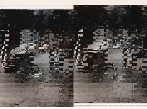 Gijs Masmeijer (l) Brunis en Hendrik op de scheepswerf