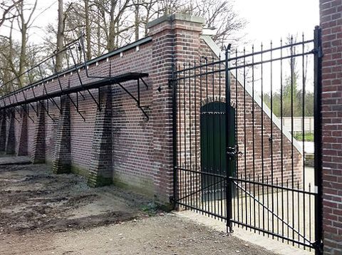De Boom fruitmuur met hek