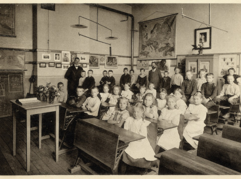 Kinderen van de lagere school, behorende bij de Koninklijke Zeepfabriek De Duif van Chr. Pleines