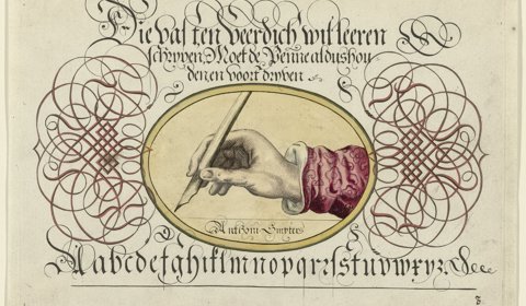 De letters hebben sierlijke krullen. Links en rechts van het medaillon zijn sierlijke krullijnen getekend. 