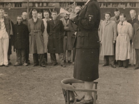 Loes van Overeem spreekt de gevangenen toe nadat Kamp Amersfoort op 19 april 1945 is overgedragen aan het Rode Kruis