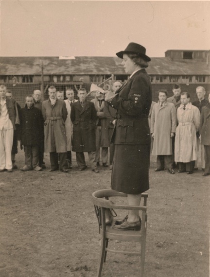 Loes van Overeem spreekt de gevangenen toe nadat Kamp Amersfoort op 19 april 1945 is overgedragen aan het Rode Kruis