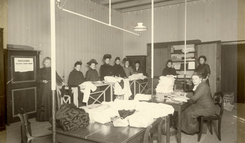 Groepsportret van een aantal medewerksters van de Vereeniging tot Verbetering van de Armenzorg