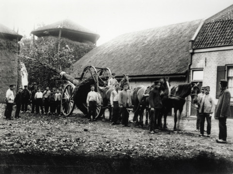 Arbeiders en een mallejan met een boom bij een boerderij