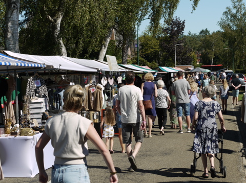 De braderie die bij het Bloemencorso Leersum hoort