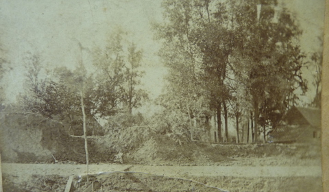 Op rechts de baanschuur op de Schutterstoren