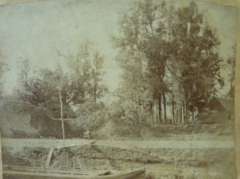 Op rechts de baanschuur op de Schutterstoren